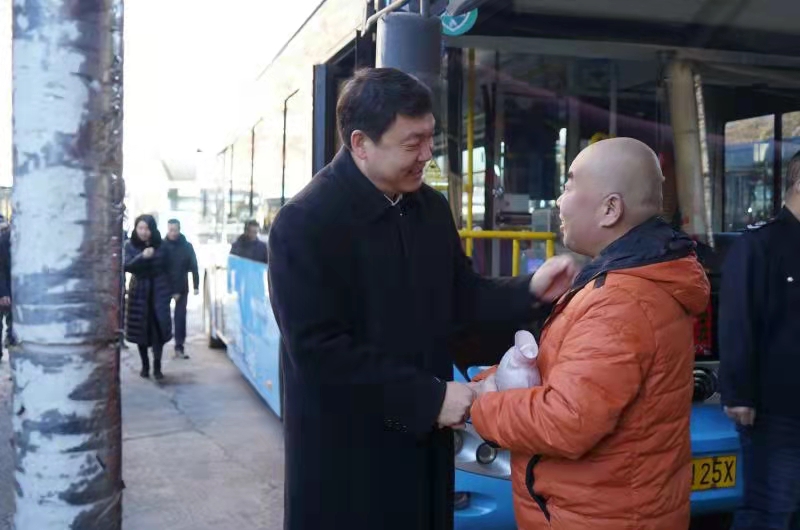 陽泉公交領(lǐng)導(dǎo)班子大年初一慰問一線職工